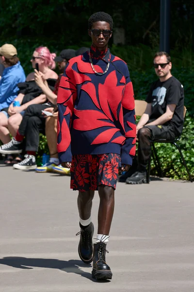 Look 16